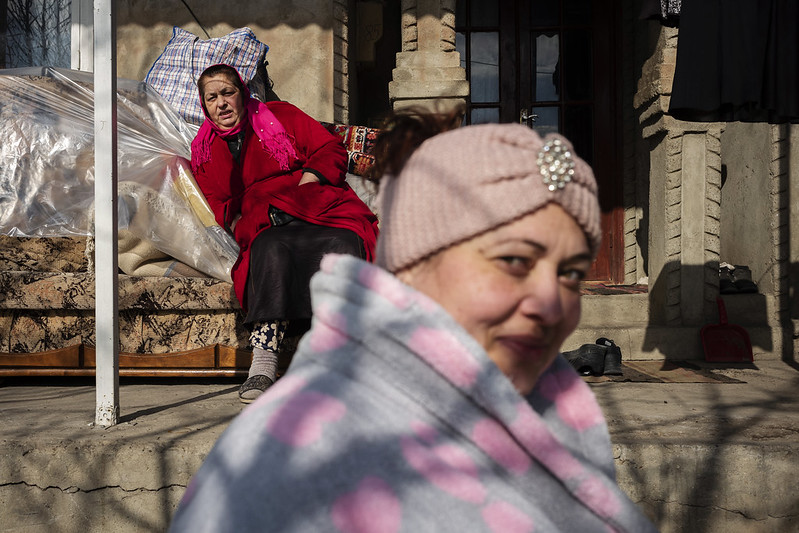 Due donne della famiglia Radita, che ospitano dieci profughi rom nella loro abitazione in Moldavia (foto: UN Women/Maxime Fossat/Flickr – CC BY-NC 2.0)